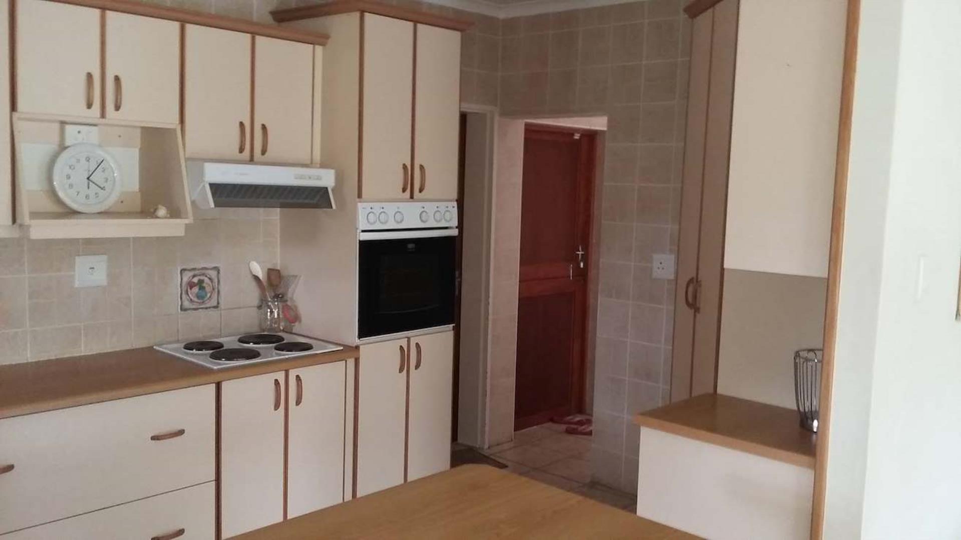 766526_Kitchen_to_scullery.jpg